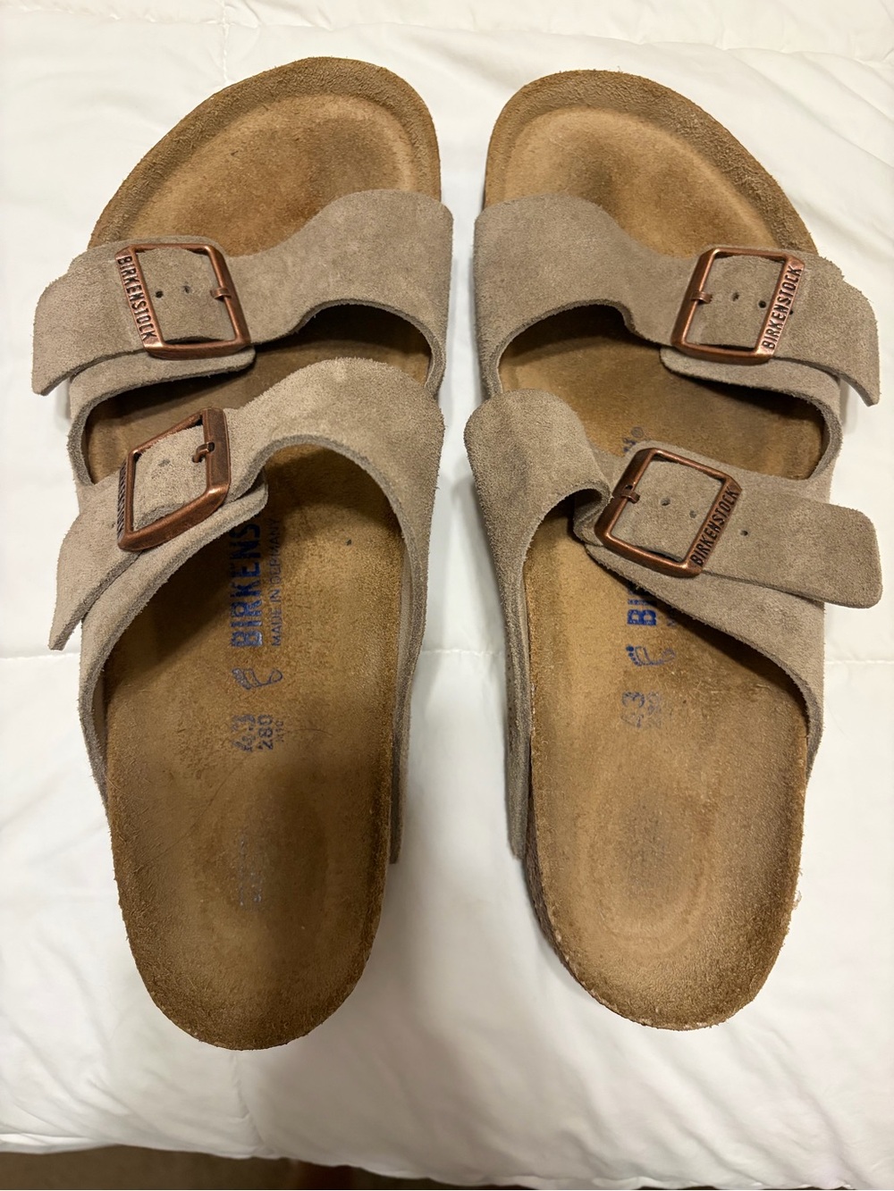 Men’s 10.5 Birkenstock Arizona Suede Sandals in Light Brown